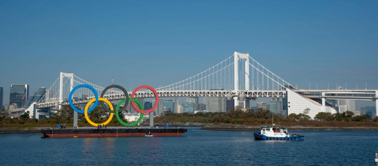 Los aros olímpicos han sido colocados de nuevo en Tokio